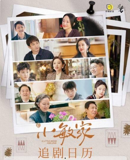 父母嬉闹女儿吃瓜,女儿笑纳瓜果时光