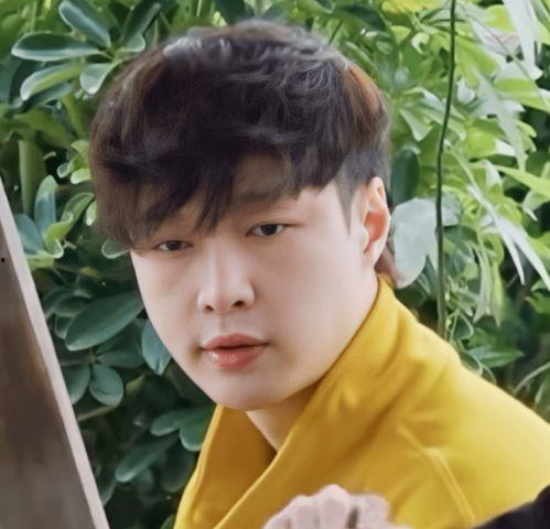 张艺兴吃瓜头像,揭秘明星私下趣味瞬间