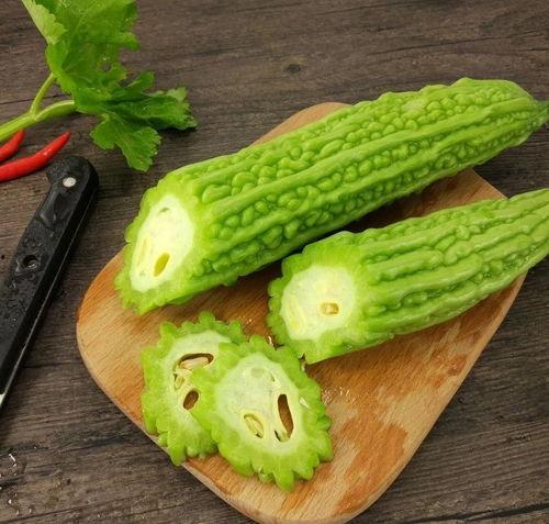 水产美人吃瓜头像,头像映照田园风光