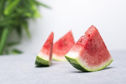 周公解梦梦到吃瓜啥意思,吃瓜梦境的寓意解析