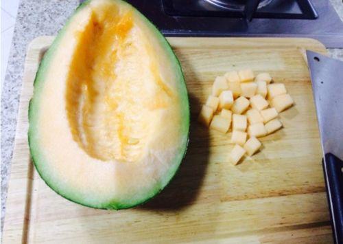 两岁半吃哈密瓜好不好,两岁半宝宝吃哈密瓜的益处与注意事项