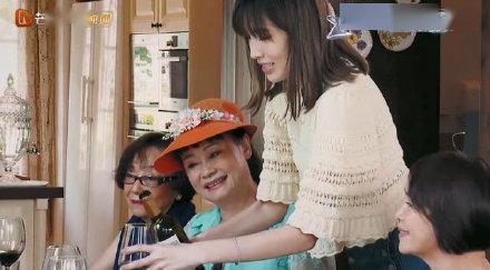 潮妈和吃瓜女,时尚育儿与娱乐八卦的碰撞